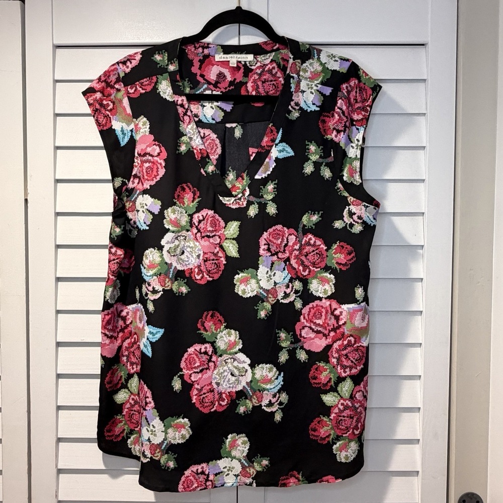 Daniel Rainn Women's L Floral Pixel Rose V-Neck Cap Sleeve Blouse Black